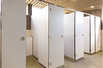 トイレブース実例。スポーツジムのトイレ・パウダールームへのパーティション導入