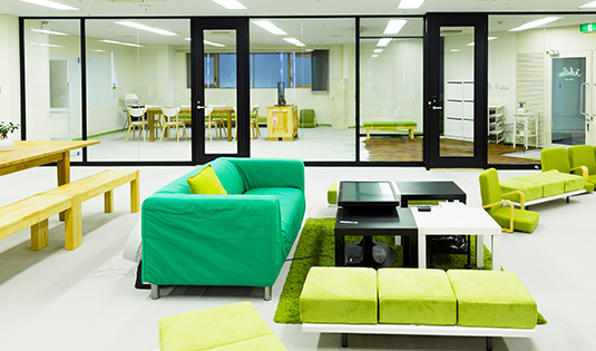 グリーン系オフィス家具にガラスパーテーションを多用した明るく開放的なオフィスデザイン