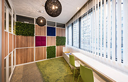 健康と自然の調和が心地よい空間を構成するオフィスパーテーション