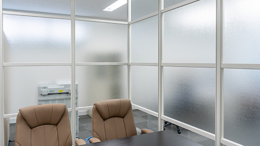 白系パーテーションに曇りガラスパーテーションを組み合わせてプライバシーへの配慮した事例