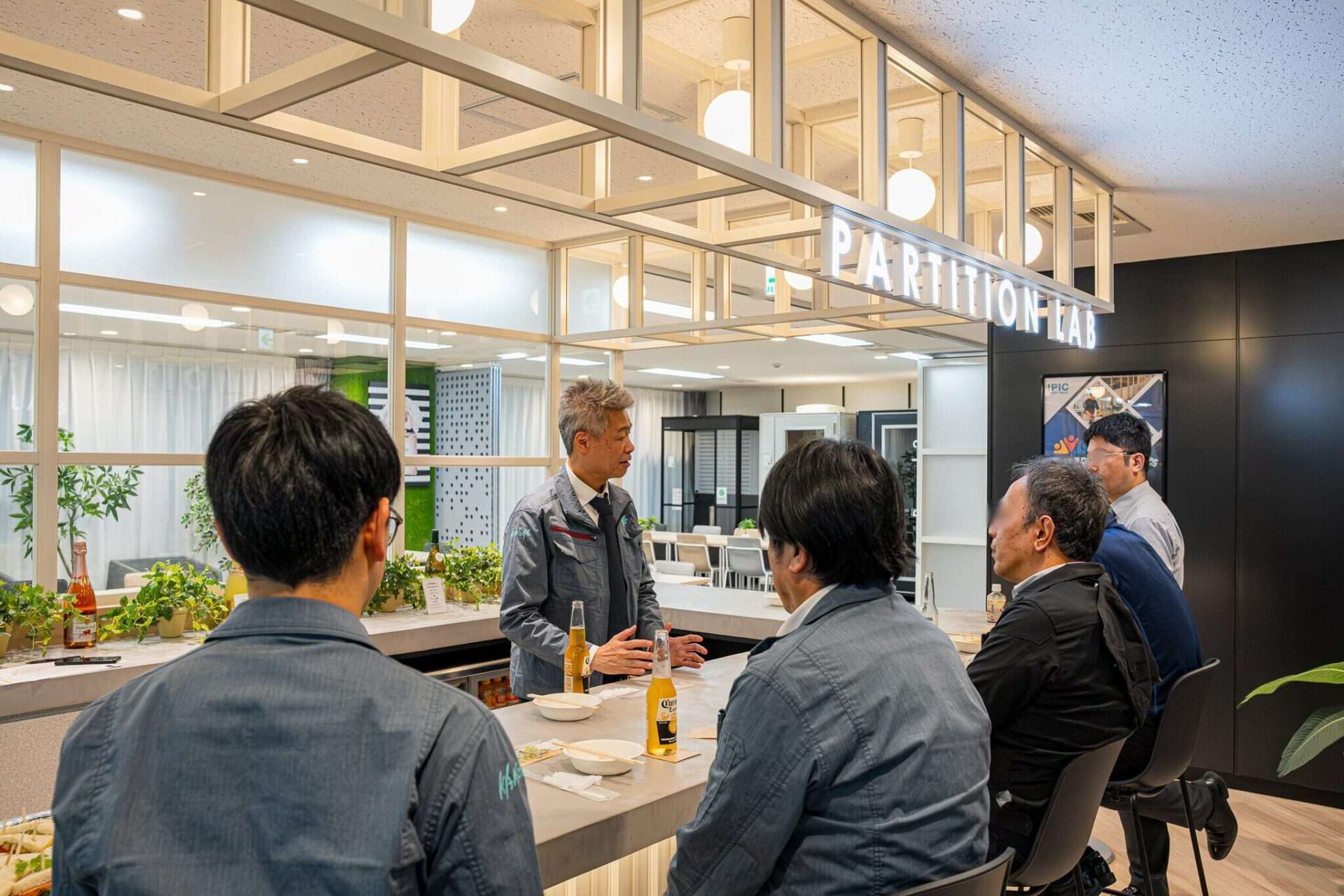 オフィスのカフェカウンターでスタッフ同士のコミュニケーションも促進