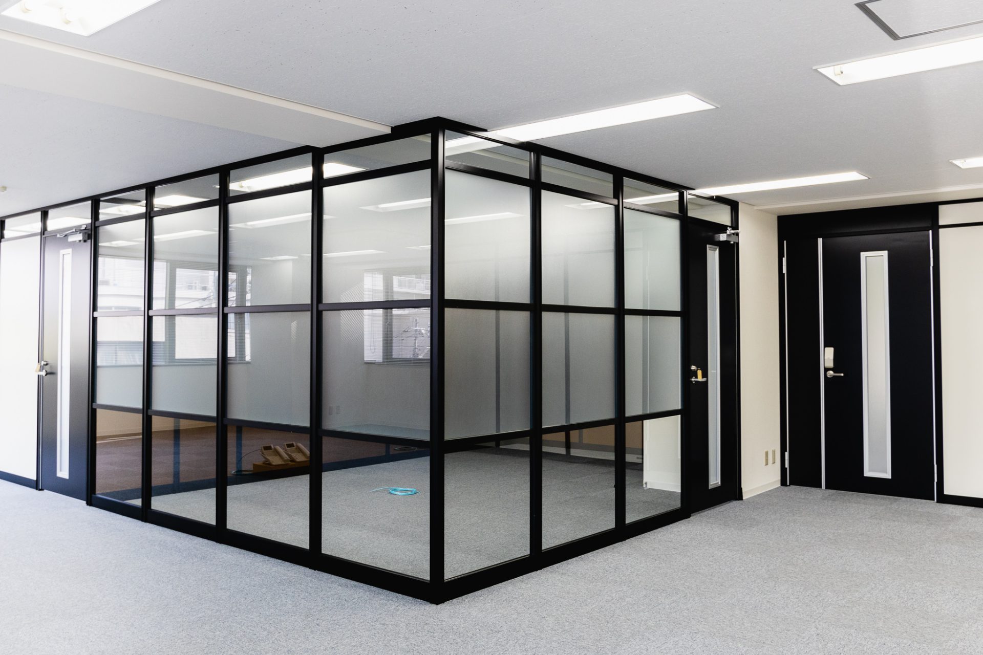 【施工事例】0からのオフィスの間仕切り、大空間をアルミパーテーションでゾーニング。
