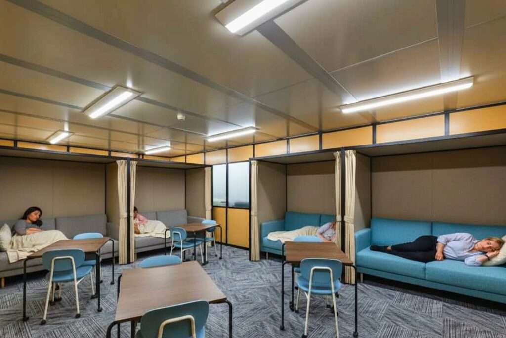 オフィスに仮眠室を設置する際は、静けさや光環境、プライバシー、設備の快適性など、利用しやすい空間づくりが必要になります。