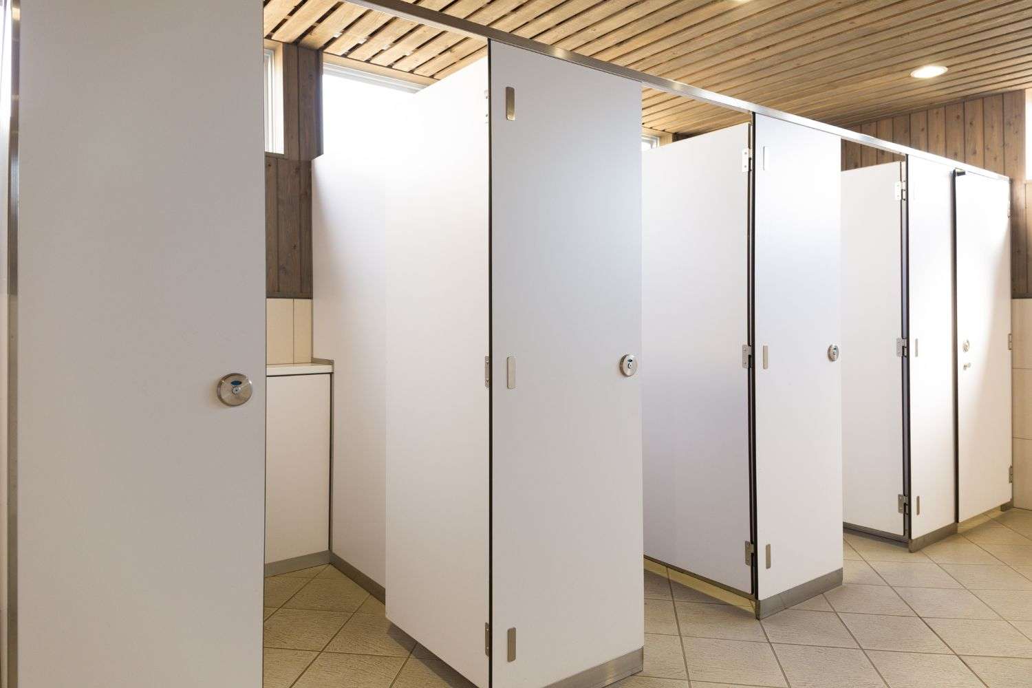 「トイレブース」とは、トイレの個室空間を形成する間仕切壁です