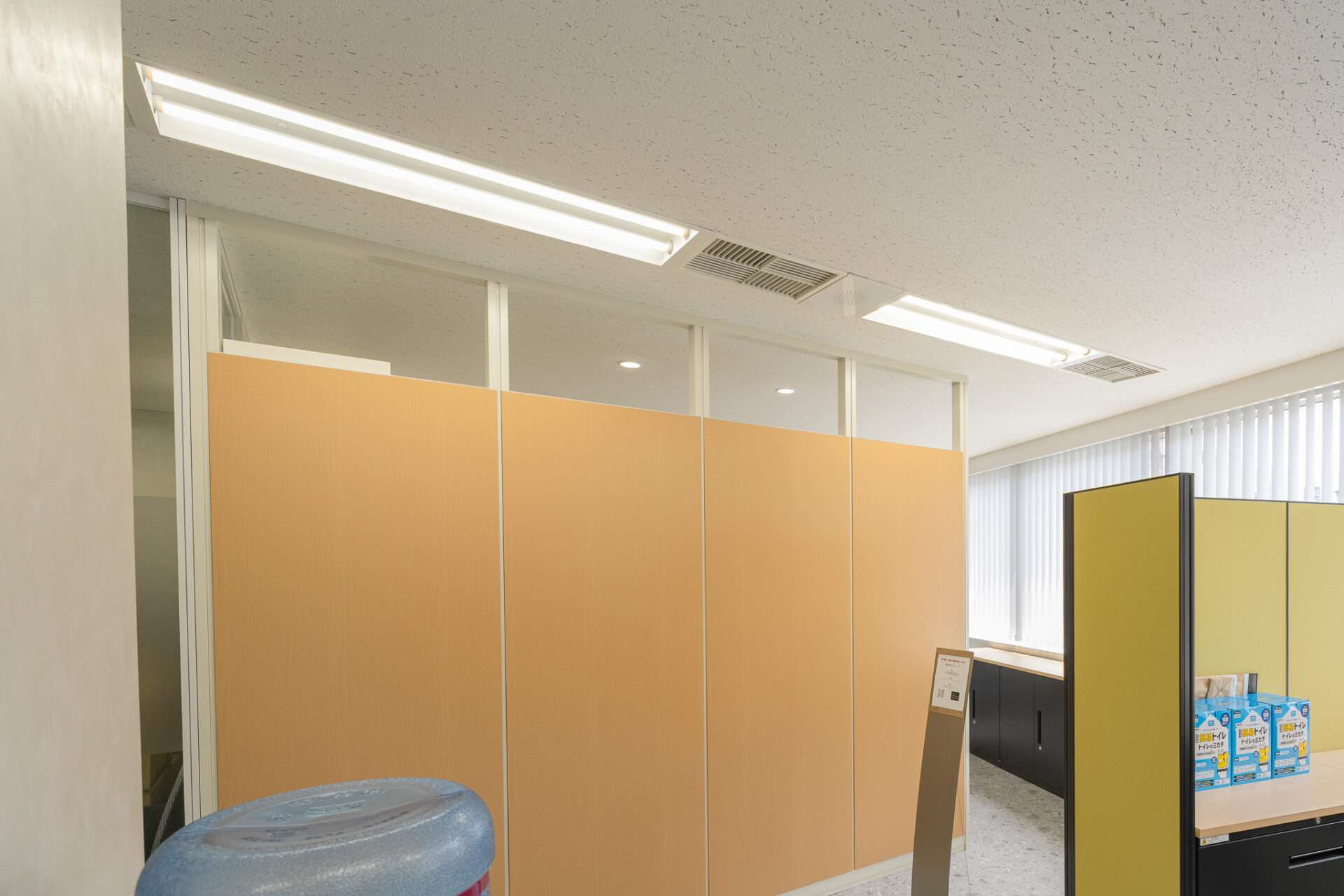 シーリングライトは、天井面に直接取り付けるタイプの照明器具で、オフィスでも広く使用されています。