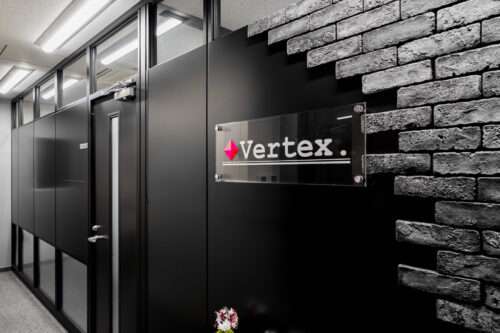 ブラックパーテーションが創る、洗練されたモダンオフィス空間