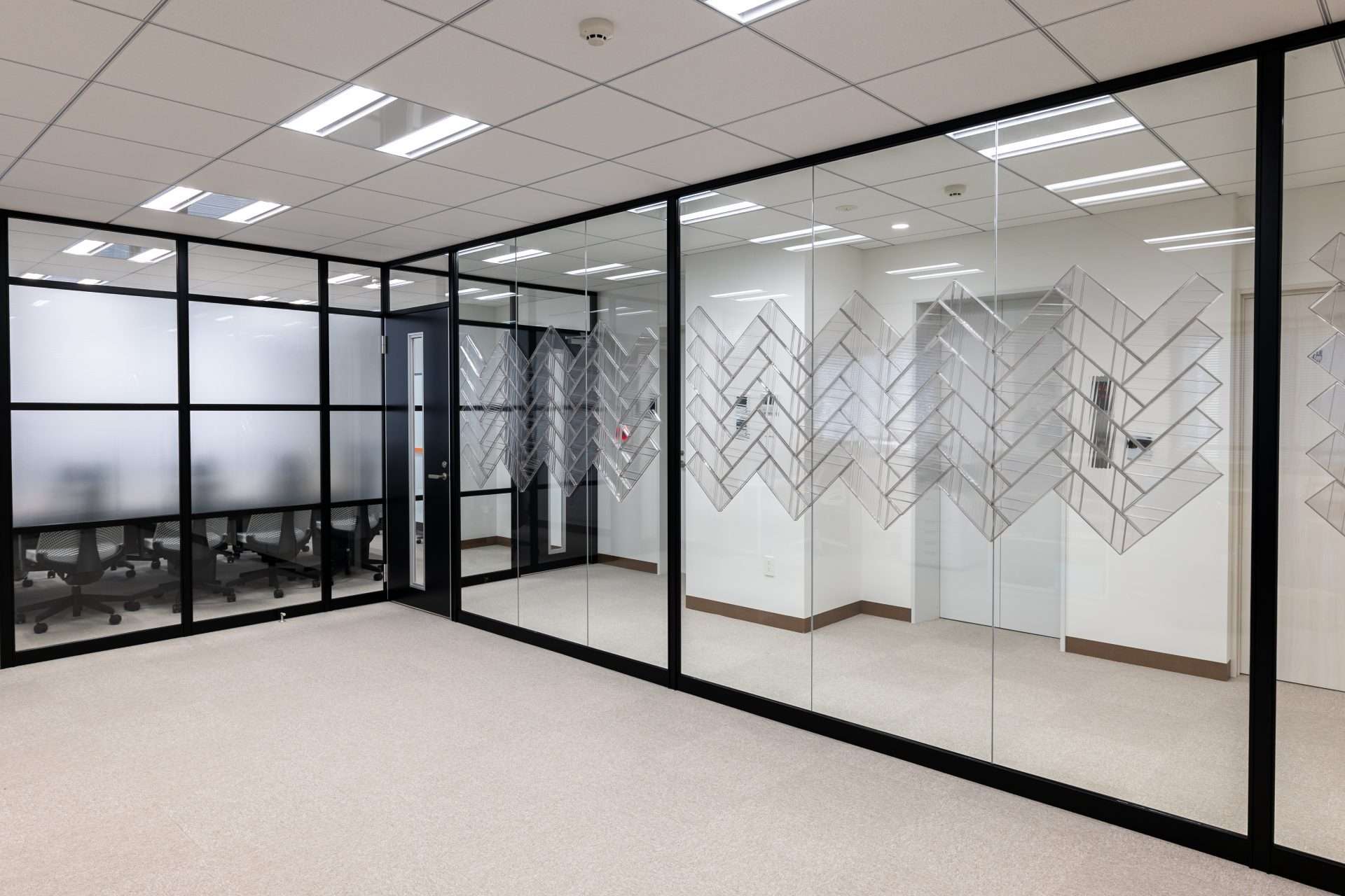 オフィスのガラスパーテーションに iwasemi RC-αを設置