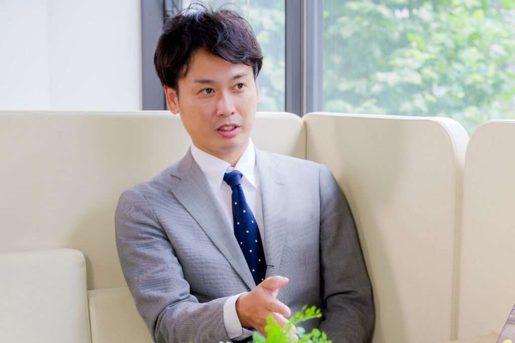 高層ビル等では、消防法によりパーテーションは不燃性に限るという法的規制があり、可燃性のあるペーパーコアを使用した通常のアルミパーテーションは使用できませせん。そのため、パーテーションラボの不燃アルミパーテーションがおすすめです。