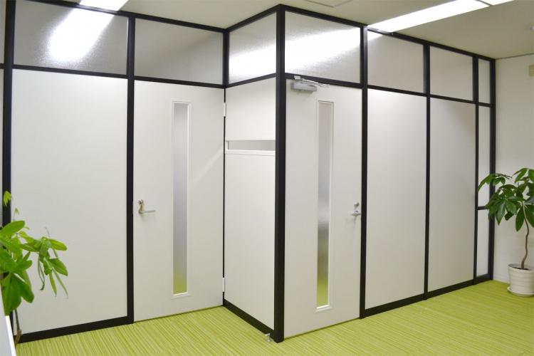 施工インタビュー 008 お部屋の使用目的に合わせて 最適な製品を組み合わせ Kjk韓国語学院さま パーテーションnews オフィスのパーテーション 間仕切りなら直販のパーテーションラボにお任せ